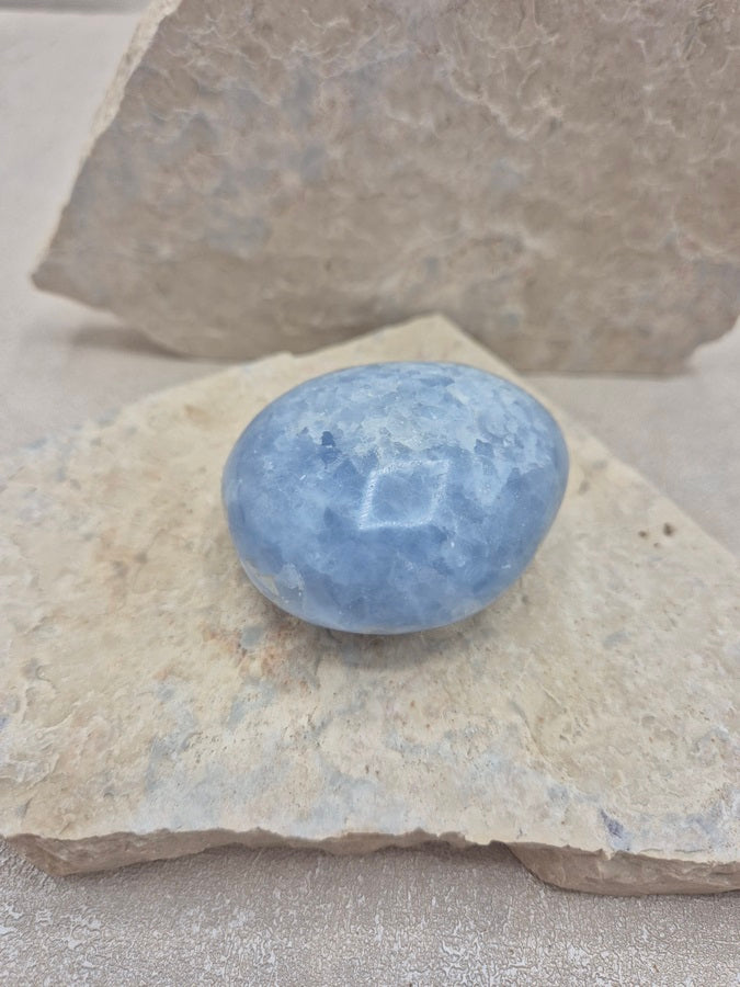 Galet calcite bleue