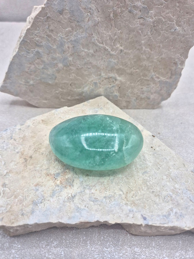 Galet en fluorite
