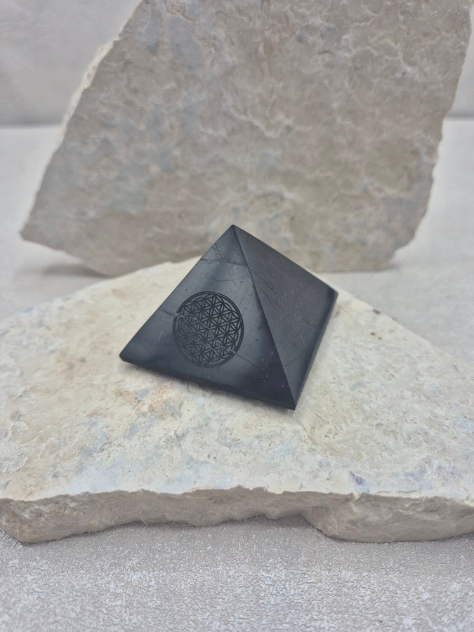 Pyramide Shungite et fleur de vie