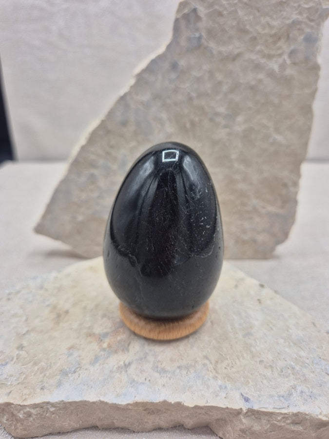 Oeuf en tourmaline noire