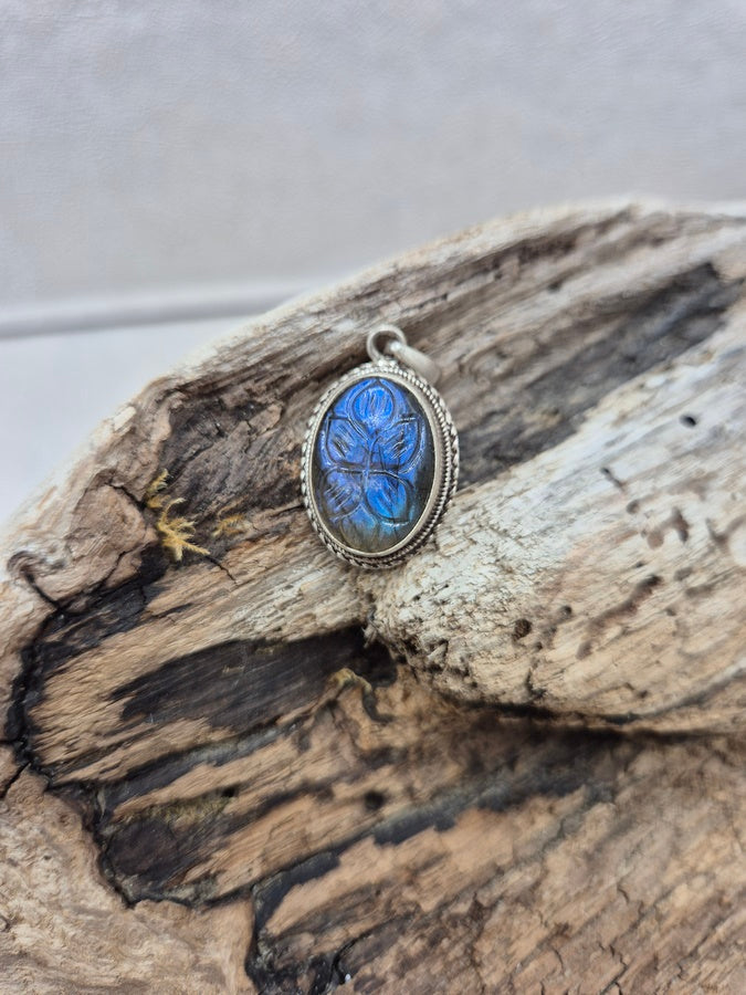 Pendentif gravé labradorite