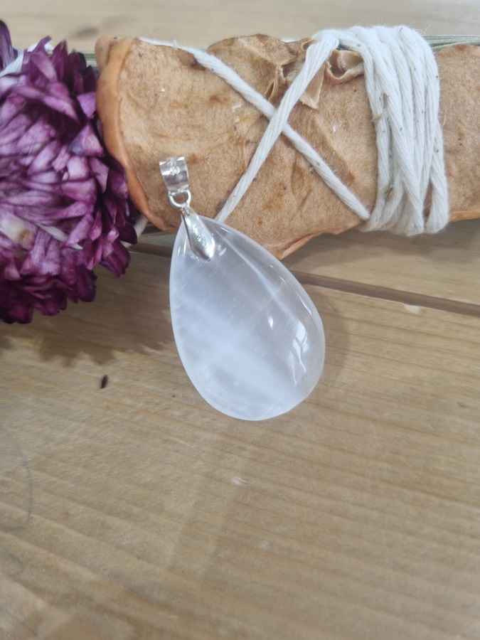Pendentif poli sélénite blanche